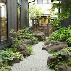 心を込めて手入れされたほっと落ち着く美しい日本庭園