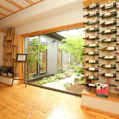 ワインや焼酎、日本酒が飾られた広々とした廊下