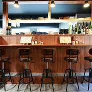 ハイチェアに軽く腰掛け、食事やお酒をサッと楽しみたいお一人様にもオススメ。もちろん、ゆっくり食事を楽しんでもOK。料理人との会話も楽しみながら、気楽に過ごせます。