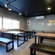 店内には、移動できるテーブルが用意されているため、人数に合わせてテーブル席を近づけたり離したりすることができます。それにより、誰もが安心して開ける宴会を開けます。