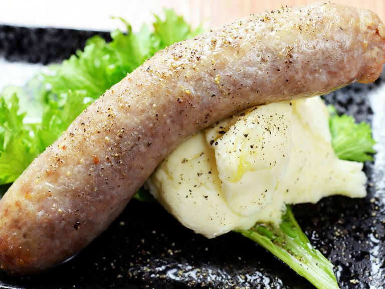 ソーセージの皮に挽き肉を詰めるところからつくり始める『自家製ソーセージ』