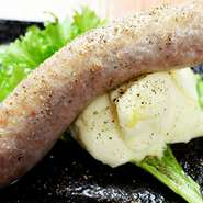 挽き肉は食べ応えや食感を考えながら、敢えて粗挽きに。肉汁がしっかり皮の中に閉じ込められているので、プリッと皮が弾けた瞬間に肉汁が弾け飛びます。