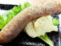 ソーセージの皮に挽き肉を詰めるところからつくり始める『自家製ソーセージ』