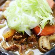 煮込んで冷まして煮込んで冷まして…を、繰り返すこと4日間。じっくりじっくり、もつに味を染み込ませていきます。待つほどに、深みが増していく看板料理。