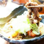 鮮度、手間ひま…秘伝の味を受け継いだ『もつ煮込み』。この味を求めて訪れる人もいます。味の染み込み具合がなんとも絶妙で…もつの食感を失わないような工夫が行われています。