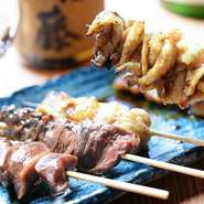 食材は、一つ一つを吟味しながら扱っています。串焼きは、店内で肉を小分けにして串に差していきます。もつ煮は特有の臭みをなくすため、下処理から丁寧に行われています。
