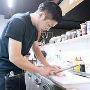 居心地のよいお店をつくり、楽しみながら食事をしてもらいたいと願う鈴木氏。お腹も心も満足できる雰囲気がつくられるように、料理と向き合いながらも店全体に目を配ります。