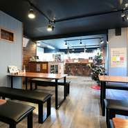 心がほっとするような安心感を感じることができる、手づくりの料理を楽しめます。鈴木氏は、おいしい料理とお酒を用意しゆったりくつろいでいただけるお店でありたいと思っています。