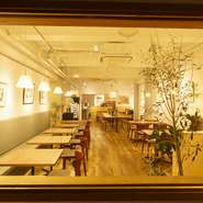 店内は岩手県の若きデザイナーが手がけた、モダンな空間。県産のクリやナラをはじめとした木の温もりが伝わるインテリアで、洒落た生け花が目を引きます。