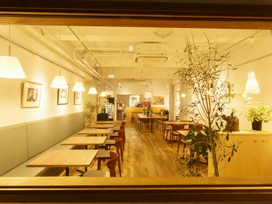 県産の木材や生花に囲まれて、ゆっくりと食事を