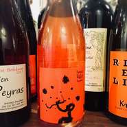 ソムリエの資格も保有したシェフ自らが吟味した、料理とワインのマリアージュ。イタリアを中心にした、世界各国から50種の赤白がそろっています。自然派ワイン「Vin Naturel(ヴァン ナチュール)」もおすすめです。