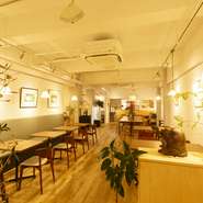 店内には最大50名を収容するスペースも。予算や人数に応じて貸切もOKです。『シェフのお任せコース料理』や『デグスタシオン　コース料理』など5種のプランがラインナップ。ぜひオーダーを。