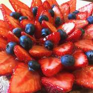 使用する食材は地元のものばかり。お子様のいるママにも安心してお食事をお楽しみいただけます。新鮮なイチゴ使ったドルチェも人気の一つ。木の温もり感じるボタニカルな空間で楽しい時間をお過ごしください。