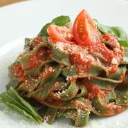 シャトン自慢のトマトソースをダイレクトに味わえるシンプルパスタです。
迷ったらまずはコレをお勧めします。