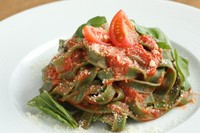 ポモドーロ(トマトソースとフレッシュバジルのパスタ)