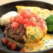 当店の「シャトンのざく切りハンバーグ風ステーキ」は、野菜やツナギを一切使用せず、肉100%で仕上げています。噛むほどに肉の旨味が口いっぱいに広がる逸品です。
