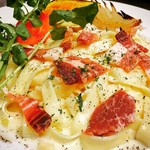 A(細麺):キャベツとじゃこのアンチョビパスタ
B(平麺):ゴルゴンゾーラクリームと生ハムのパスタ