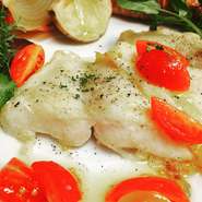 お肉料理:豚バラ肉のポルケッタ(イタリアのローストポーク)
お魚料理:白身魚のムニエル ホワイトバルサミコとフレッシュトマトソース添え