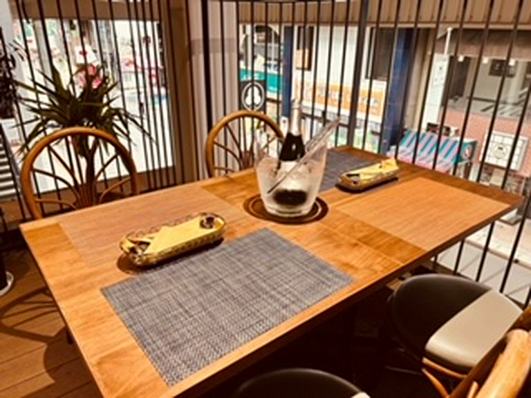 暑い日はテラス席で優雅なランチ、ディナーを‼