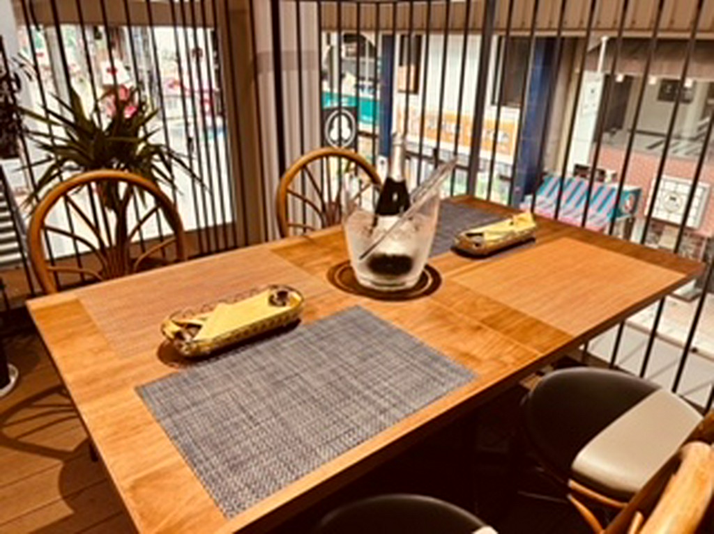 暑い日はテラス席で優雅なランチ、ディナーを‼