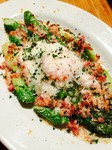 アスパラの季節がやって来ました！「ミラネーゼ」と言う名前でも知られているお料理。ほんの少しの隠し味を取り入れた、他とは少し違うミラネーゼです。