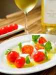新鮮なトマトとバジル、モッツアレラチーズを、くせがないバージンオリーブオイルで和えました。
毎回イタリアから空輸される本場のモッツァレラです。