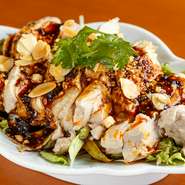 蒸し鶏に辛いソースをかけて食べる四川の名物料理。これをみると美味しさを思い出し「よだれ」が出ることから、名付けられた料理とか。納得の味わいを堪能できるおすすめの一皿。