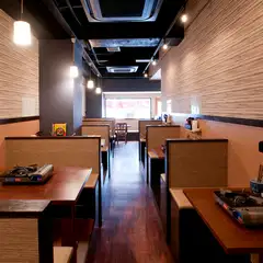 自慢の料理を心ゆくまで堪能できる、落ち着いた雰囲気の店内