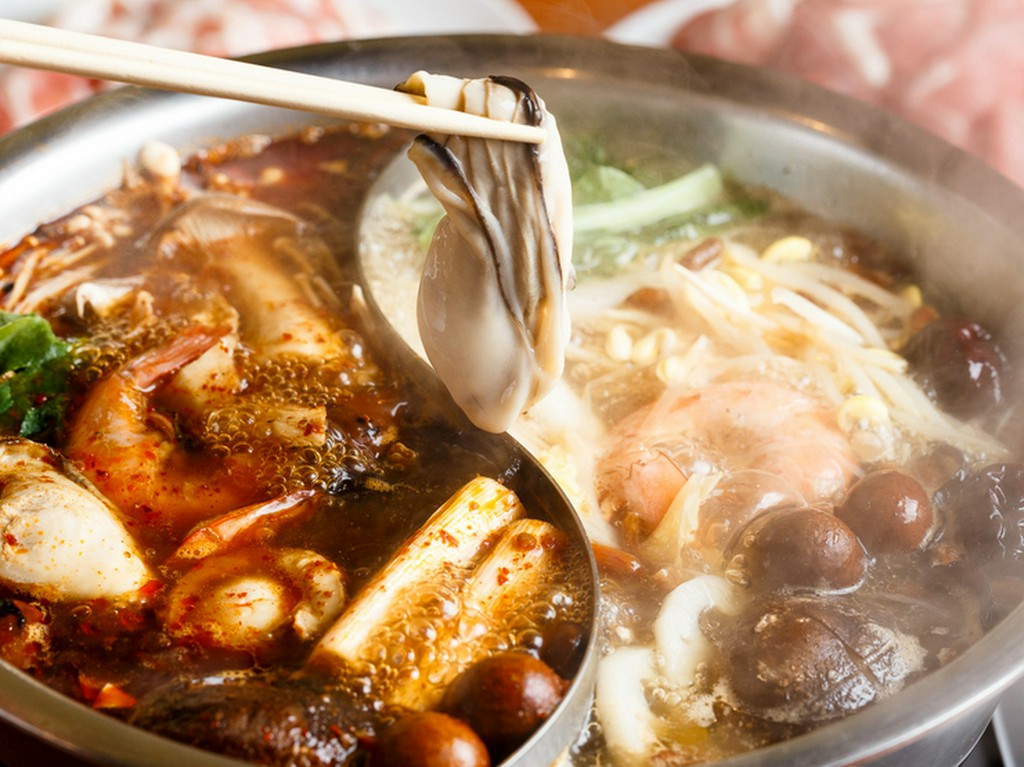  11種類の具材が入ったお得セット♪前菜2種類とデザート付き
当店自慢の火鍋とお酒を楽しめるセットです！