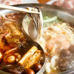  11種類の具材が入ったお得セット♪前菜2種類とデザート付き
当店自慢の火鍋とお酒を楽しめるセットです！