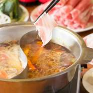 本場四川麻辣火鍋を日本人の口に合うよう、辛味をおさえて提供します。中国本土より仕入れた香辛料や漢方を使用、味わい深く滋味豊かなスープをご堪能ください。