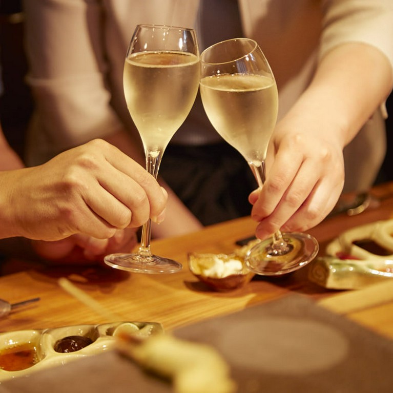 ゆっくりとくつろげる雰囲気の店内で渋め女子会