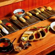 前菜2種、生野菜盛り合せ、紀州南高梅、高級食材が入る串揚げ10串、デザート
※デザートは、アイス又は揚げパンからお選びいただけます。