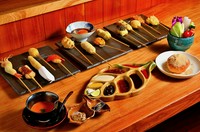前菜2種、生野菜盛り合せ、紀州南高梅、高級食材が入る串揚げ10串、デザート
※デザートは、アイス又は揚げパンからお選びいただけます。