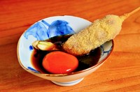 串揚げなのに本当にすき焼きを食べているかのような串揚げ。牛ロースの串揚げに特製たれ×生卵をつけて、お召し上がりください