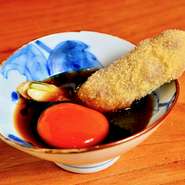 牛ロースの串揚げに特製たれ×生卵をつけて、お召し上がりください。