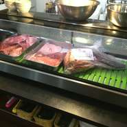 新鮮な牛肉を生のまま仕入れ、必要最低限以外は冷凍を行わないのが【焼肉家】のこだわりです。新鮮な肉を仕入れ、必要以上の期間の保存なども行わない為、人気の部位は品切れになることもございます。