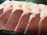 新鮮な脂付きの牛の心臓。肉の濃厚さと脂のトロッとした旨味を同時に味わえます。