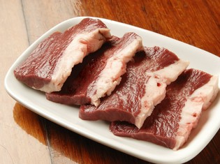 長年の経験を活かした目利きで仕入れる肉