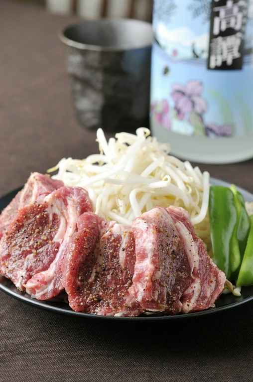 ラムの旨味を引き出す、秘伝の特製しおと、中国長水の石鍋