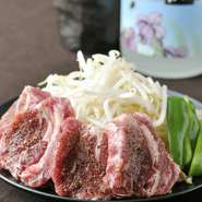 ラムは、すべてのメーカーから取り寄せて選び抜いたものを使用。そのラムの旨味を引き出すのは、【薄野　中村屋】秘伝の特製しおと、中国長水の石鍋。鉄鍋と違い、遠赤外線効果で肉の旨味がさらにアップします。