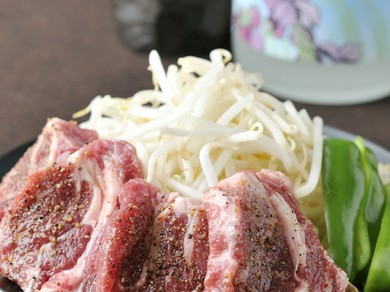 ラムの旨味を引き出す、秘伝の特製しおと、中国長水の石鍋