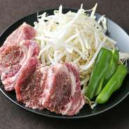 秘伝の特製塩でオーストラリア産のラム肉の旨味を引き出す『しおラム』は一番人気。肉と塩の味を楽しんで。