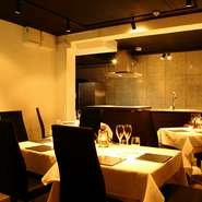 店内は空間全体が「キッチン」という設定となっており、イスとテーブルは、すべての席から正面にある厨房が見えるよう、計算して配置してあります。永島シェフが料理をつくるところから、食を楽しむことができます。