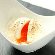 卵にスプーンを入れると白トリュフの濃厚な香りがふわっと広がる、81のオリジナル。卵をくずしつつどうぞ。