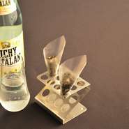 オブラートの中には、岩塩や海苔などが詰まっており、炭酸を含みながら味わうと、口の中に海が広がります。