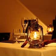 テーブルの上には、ランタンや流木が置いてあり、自然を感じさせる演出が施されています。　