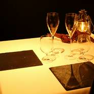 どのテーブル席からも、正面の厨房で永島シェフが展開する調理風景が見えるような配置になっています。