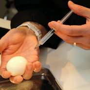 81のカルボナーラをつくるうえで欠かせない卵。特に名古屋コーチンのこだわり卵を使用し、その持ち味を最大限に引き出した調理法で提供するようにしています。