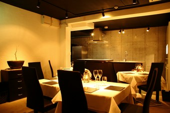 落ち着いてゆったりと食事やワイン、シェフのトークを楽しむ